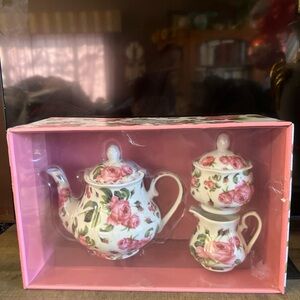NIB - Kent Pottery Tea Pot  Sugar & Creamer set Pretty Roses 🌹 Spring flowers